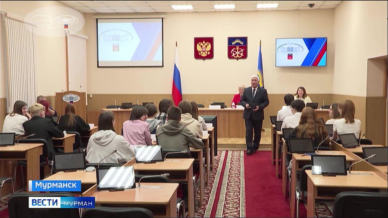 Ученики восьмой гимназии побывали на экскурсии в областной думе