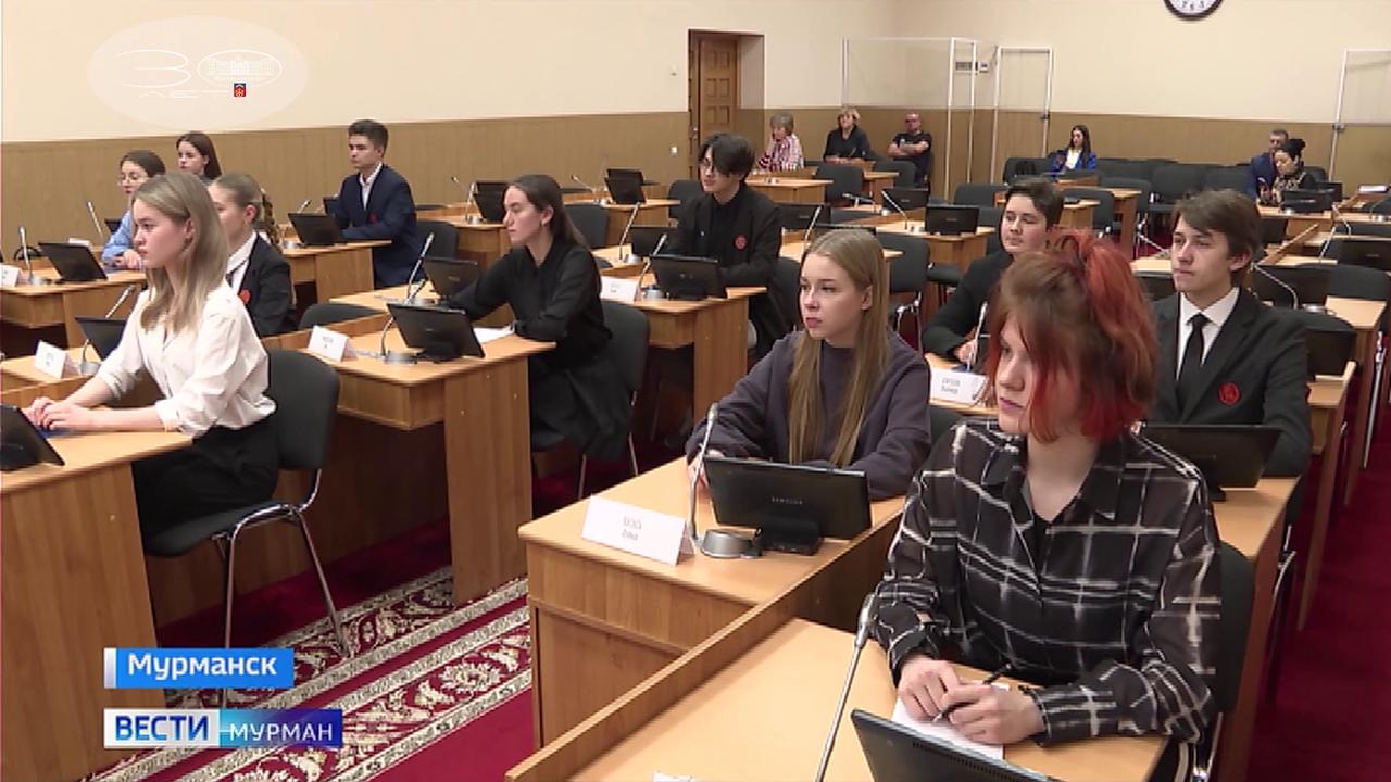 Учащиеся Мурманского международного лицея узнали об особенностях работы регионального парламента 
