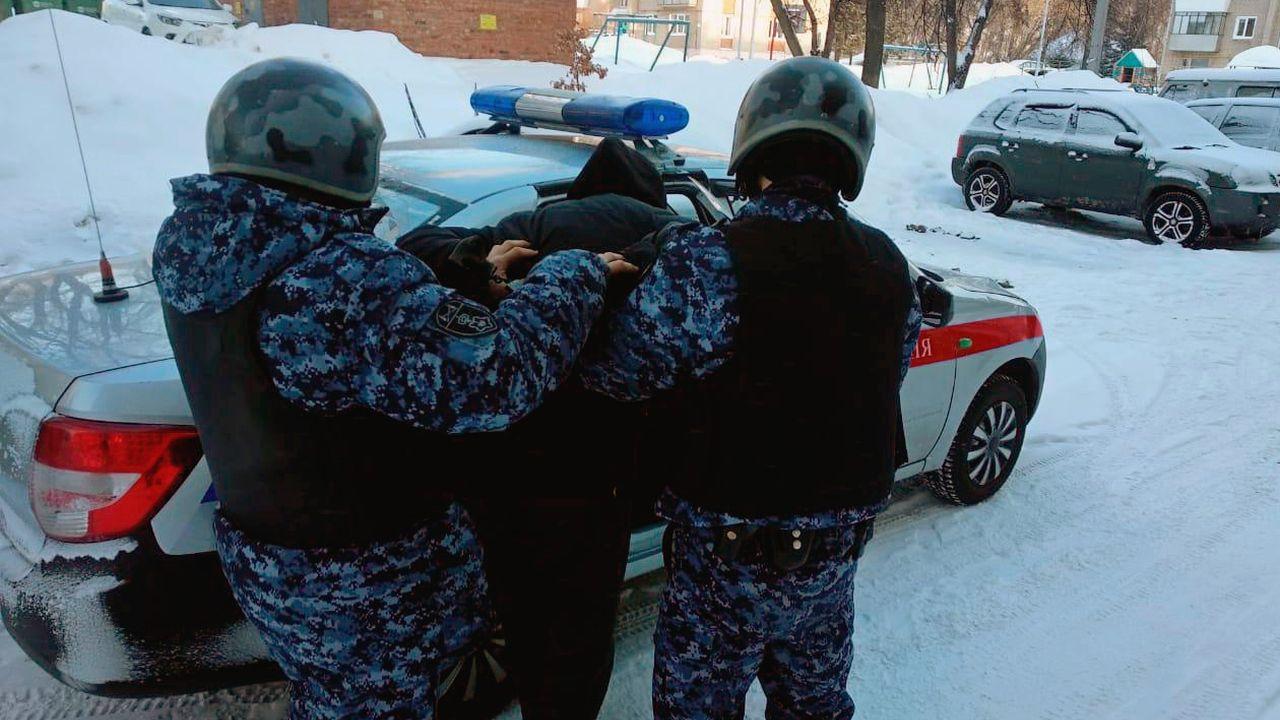 Напавшего с ножом на продавца магазина в Мурманске задержали