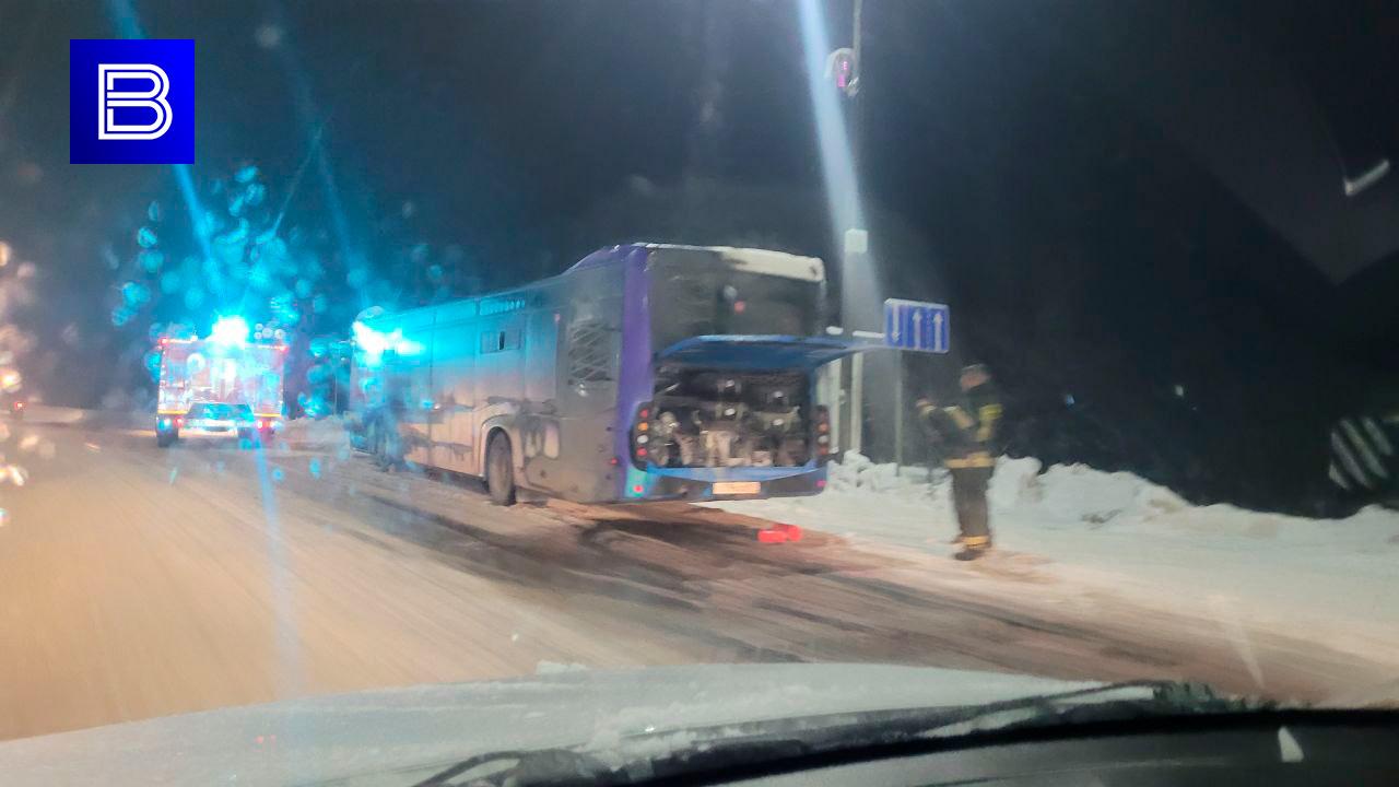 В районе старого североморского КПП загорелся следовавший в Мурманск автобус