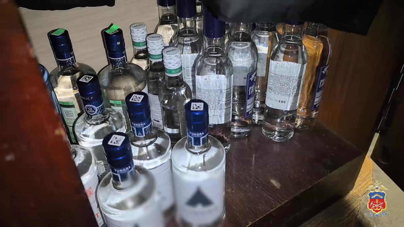 Полицейские изъяли в одном из магазинов Мурманска больше 400 литров алкоголя