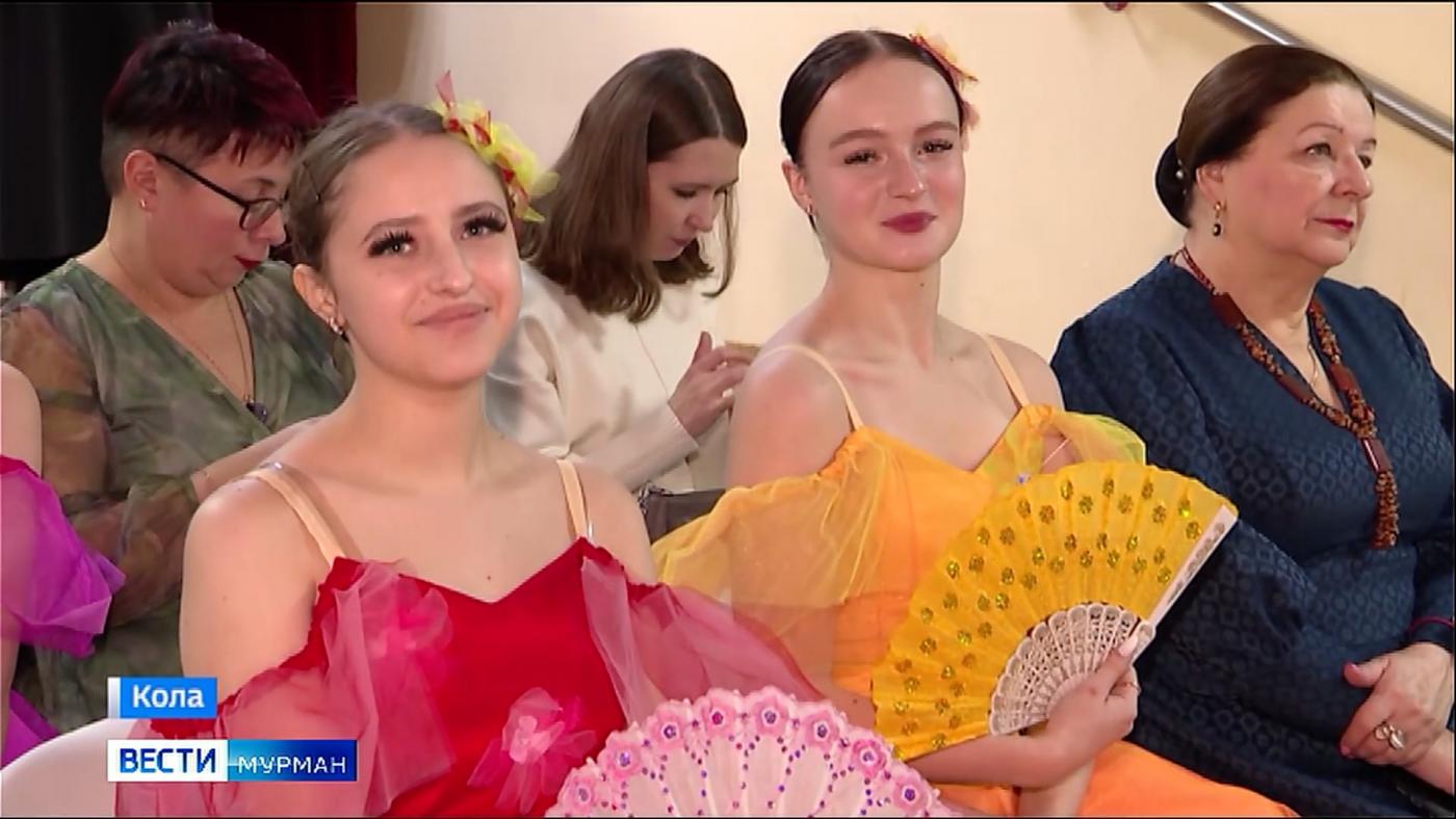 Воссоздали эпоху и культурную жизнь XVIII века: в Коле состоялся исторический "Михайловский бал"