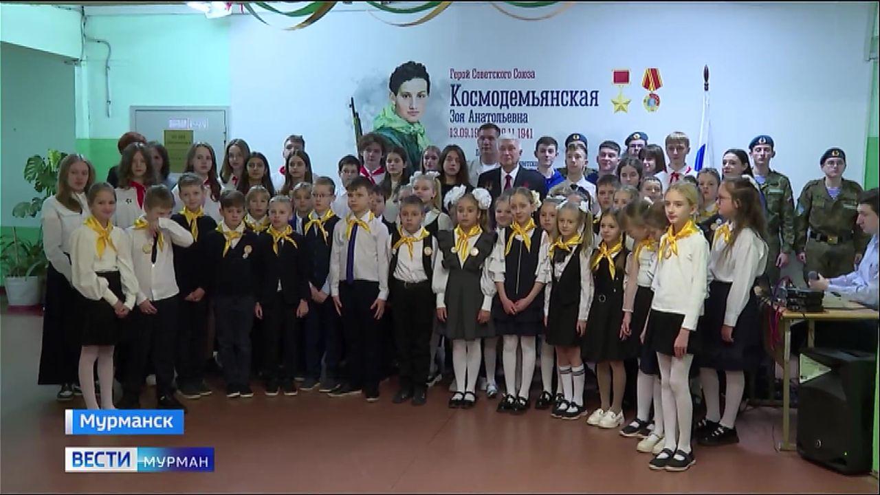 В мурманской гимназии появился новый мурал в честь Дня Героя Отечества
