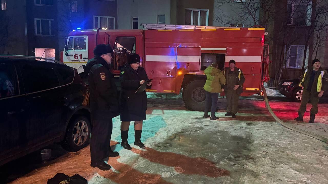 Следком и прокуратура проводят проверку по факту гибели человека при пожаре в Полярных Зорях