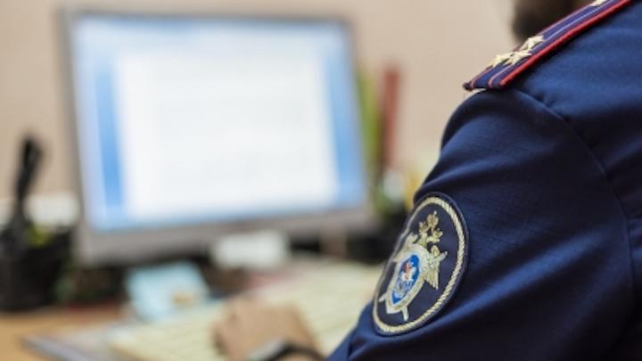 Полицейский из Кольского района заплатит крупный штраф за передачу охраняемой законом информации