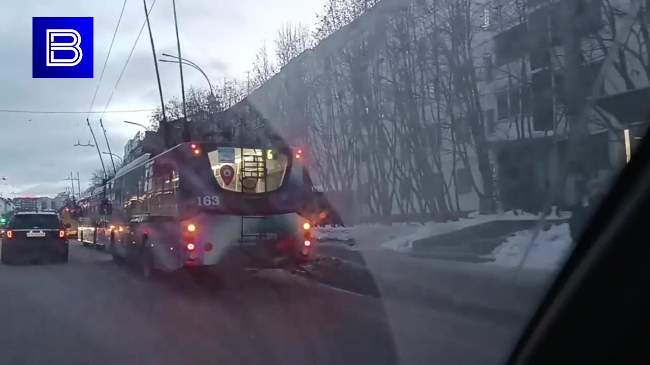 Троллейбусы встали в районе больничного городка Мурманска из-за обрыва проводов
