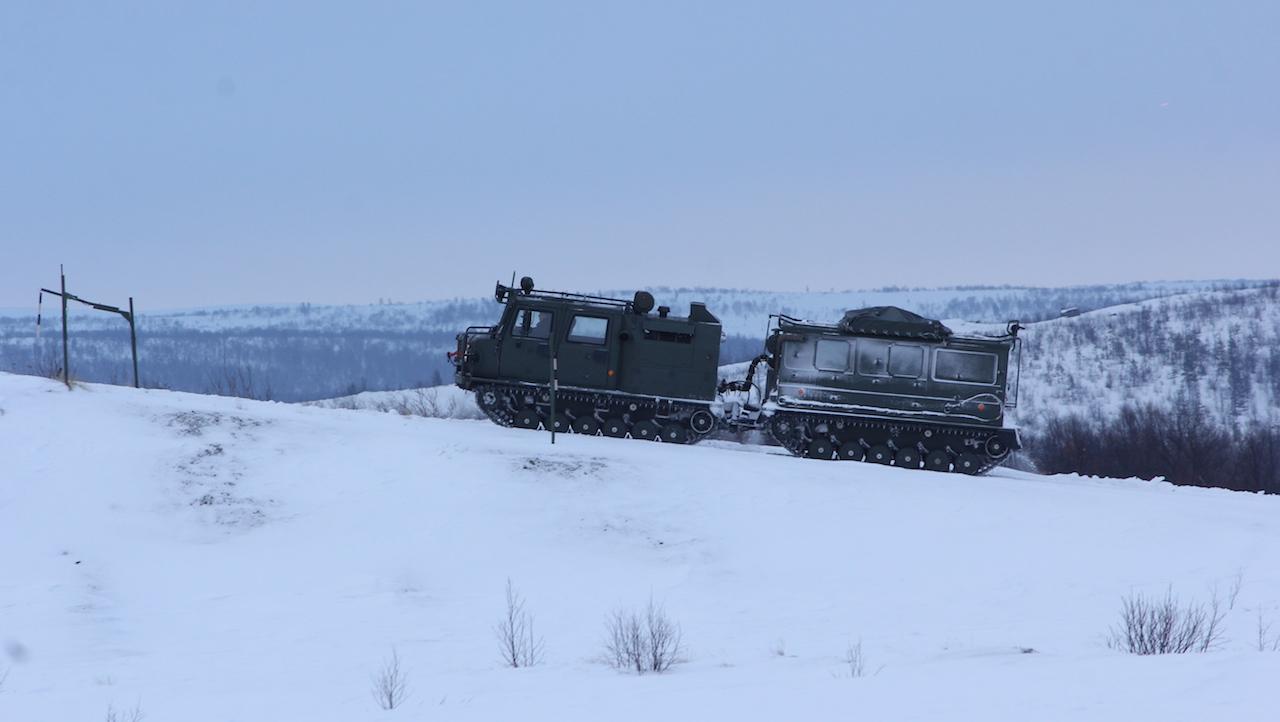 Занятия по вождению боевых машин в сложных метеоусловиях провели на Северном флоте