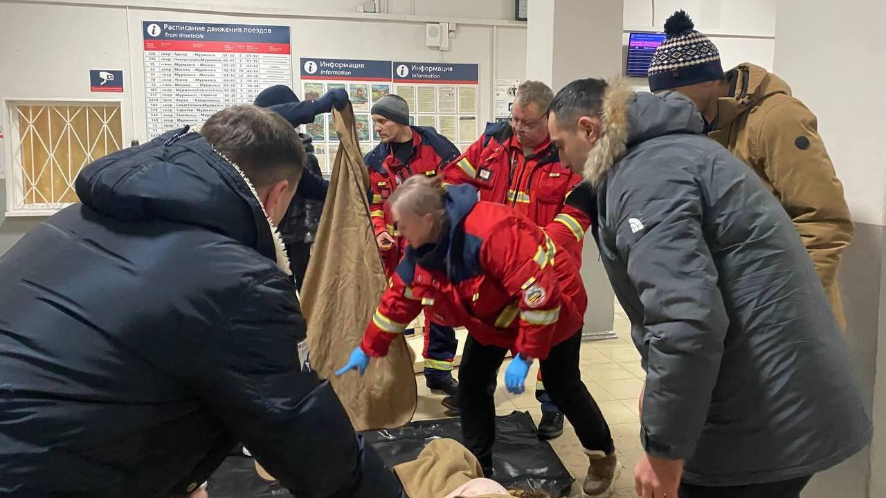 В связи с аварией пассажирского поезда Мурманск — Санкт-Петербург запустили горячую линию по номеру 122
