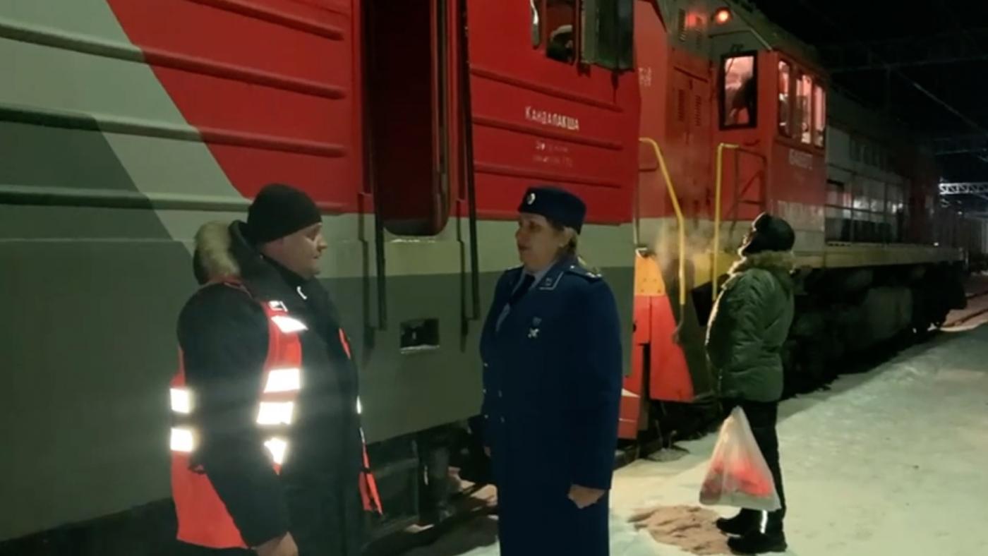 Уголовное дело по факту схода с рельсов мурманского поезда находится на контроле транспортной прокуратуры