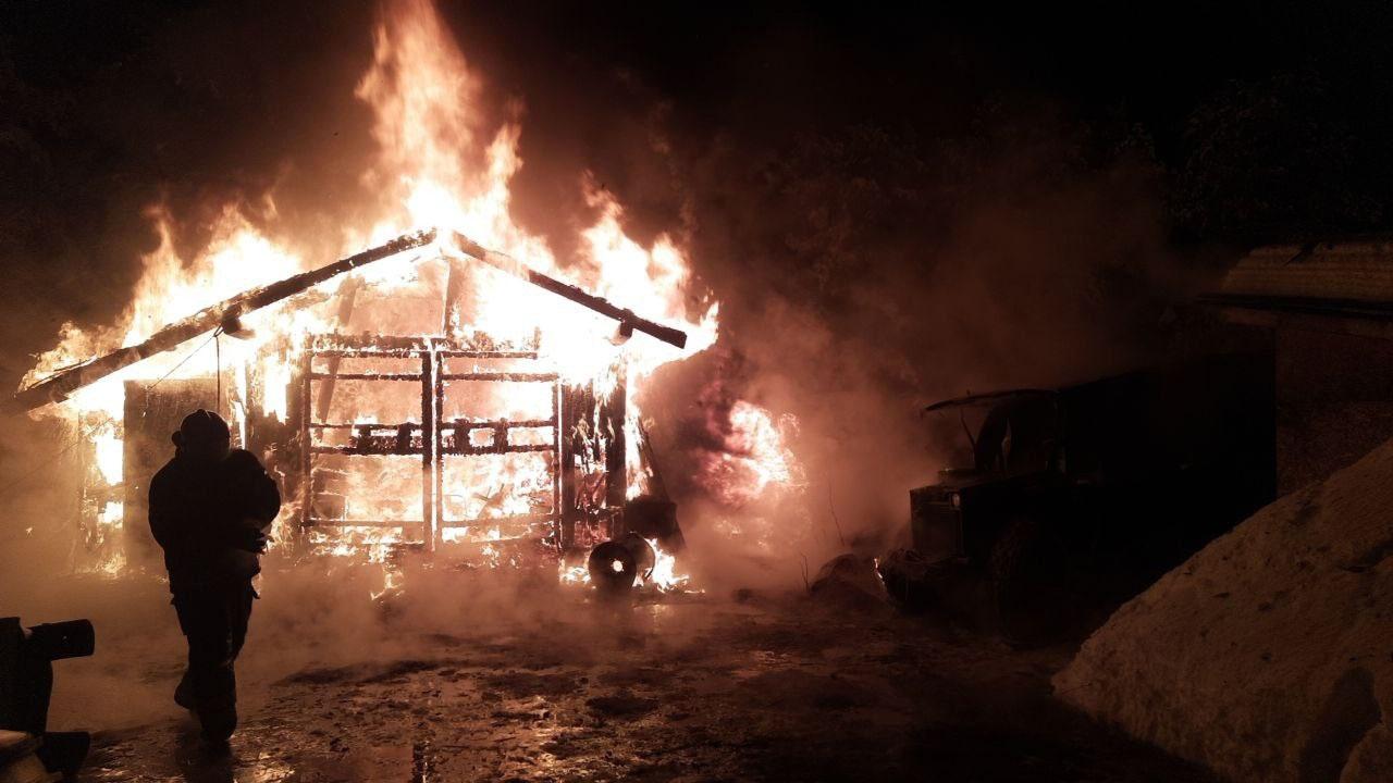 Гараж со снегоходами сгорел в Верхнетуломском