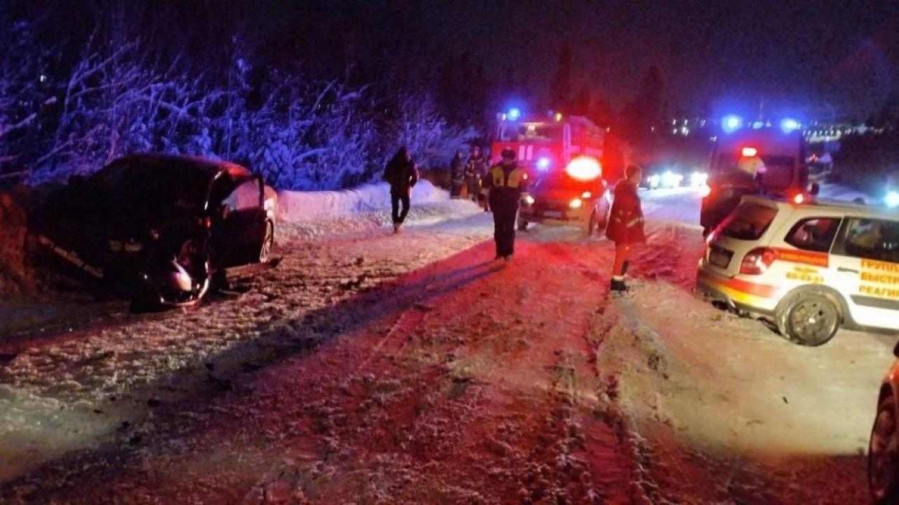 Двух человек госпитализировали в результате ДТП в Кольском районе
