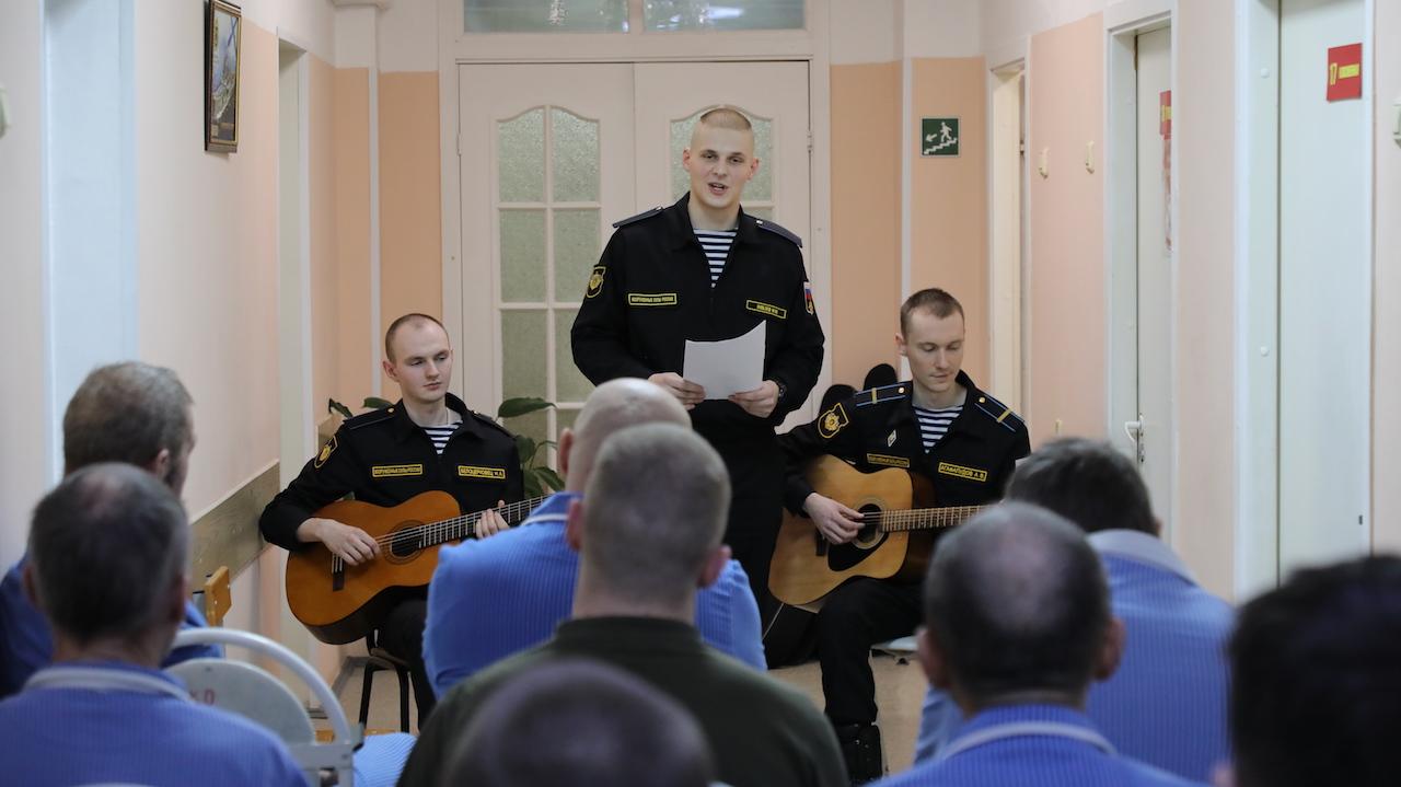 Авиаторы Северного флота поздравили с наступающим Новым годом военнослужащих, находящихся в госпитале
