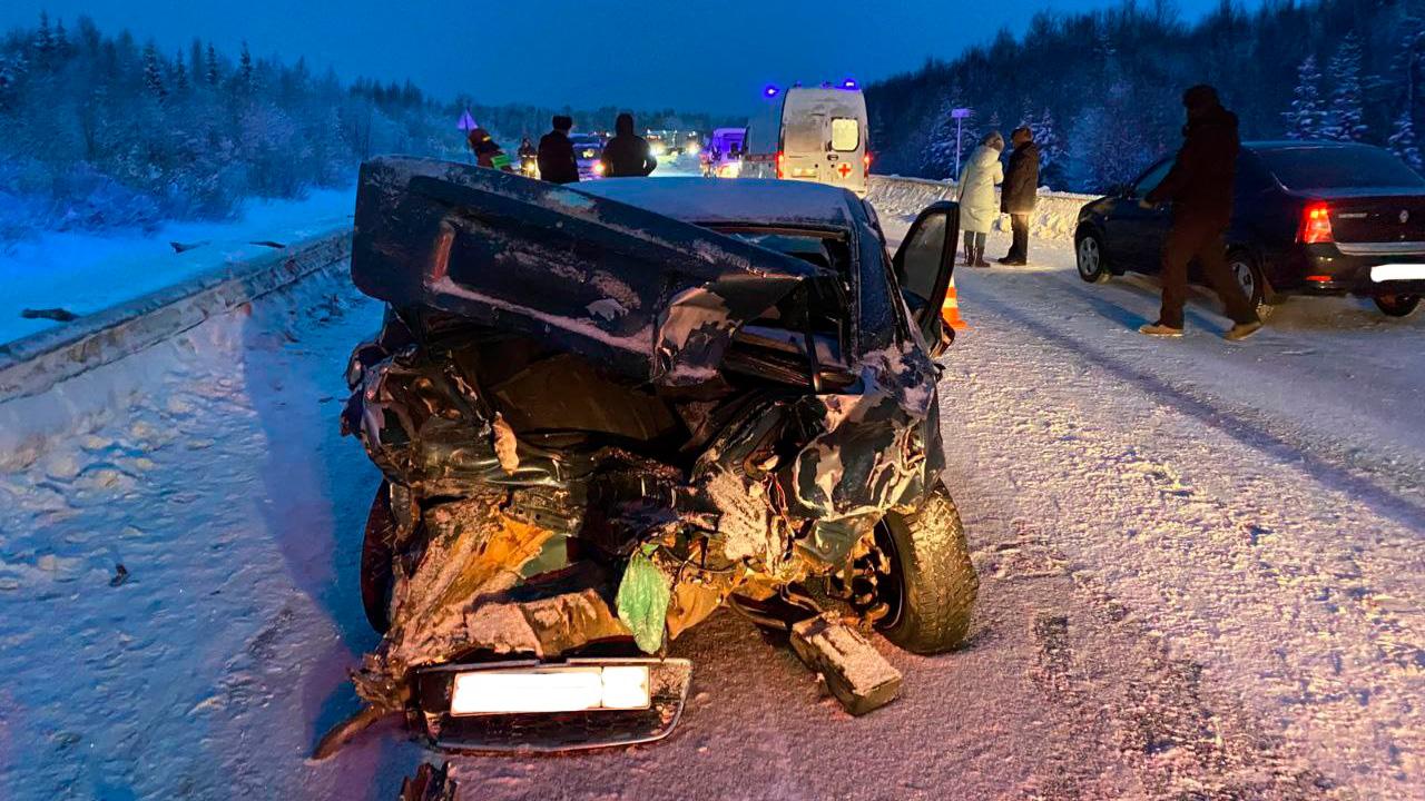 Столкновение трех автомобилей под Оленегорском: пострадал человек