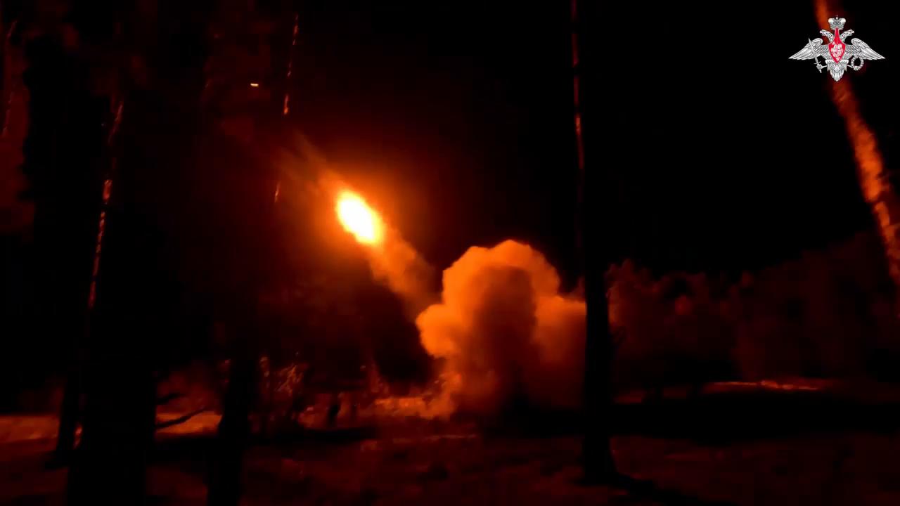 Расчеты РСЗО БМ-21 "Град" морской пехоты Северного флота нанесли удар по опорным пунктам противника в Херсонской области