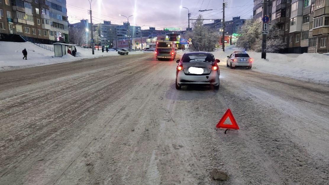 Нарушивший ПДД пешеход попал под колеса авто в Мурманске