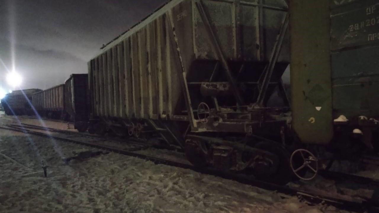 Пять грузовых вагонов сошли с рельсов ночью в Ковдоре