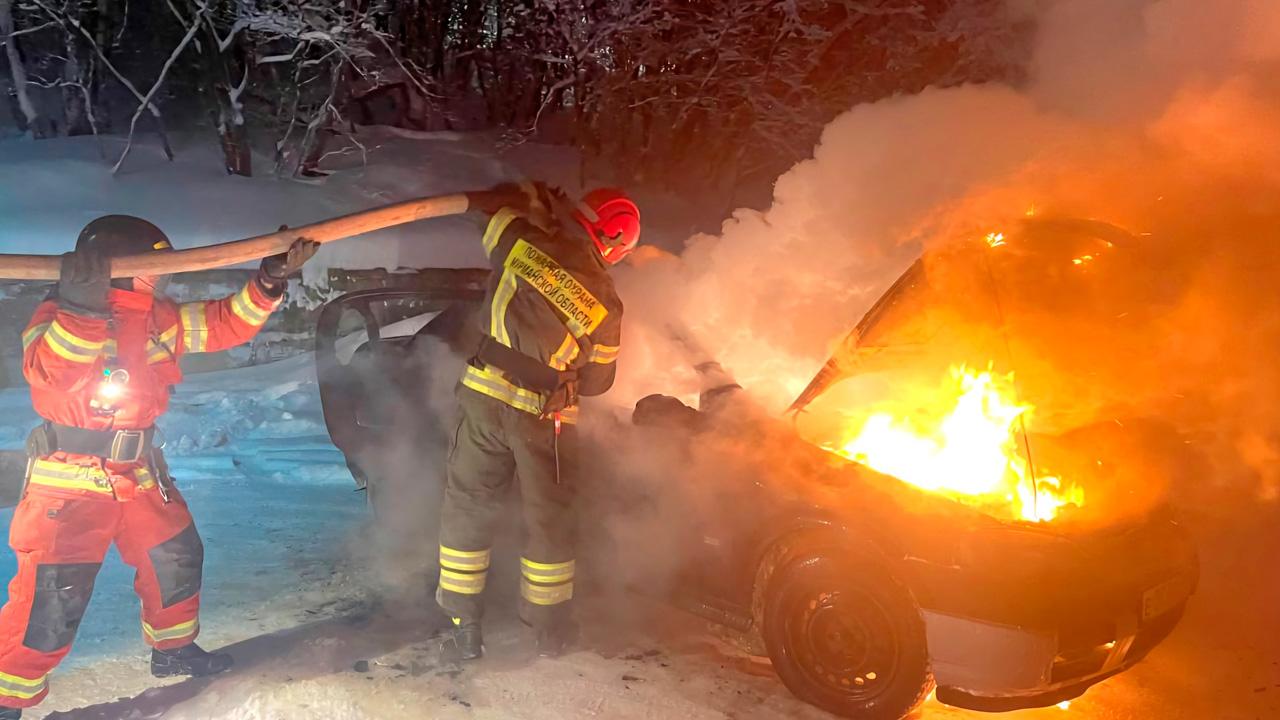 Ночью в Мурманске пожарные потушили горящий автомобиль
