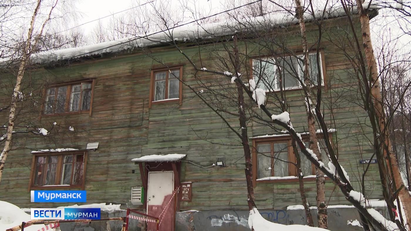 Перекошенные стены, копоть от пожара, перебои с водой, еще и отопление прорвало — сто бед мурманской "деревяшки"