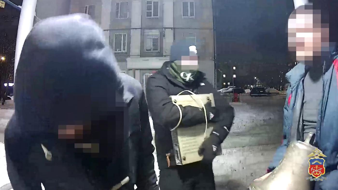 Мурманские оперативники вместе с сотрудниками отдельного батальона ППС задержали подозреваемых в попытке кражи рынды