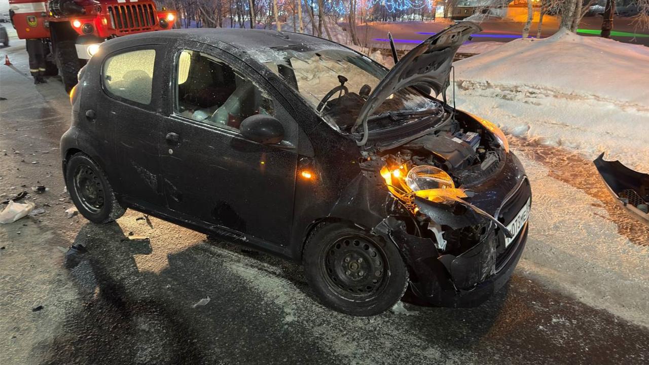 Пострадавшего в ДТП в Кировске передали бригаде скорой помощи