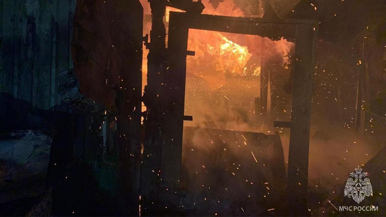 Один человек пострадал, двоих спасли во время тушения пожара в жилом доме в Полярном