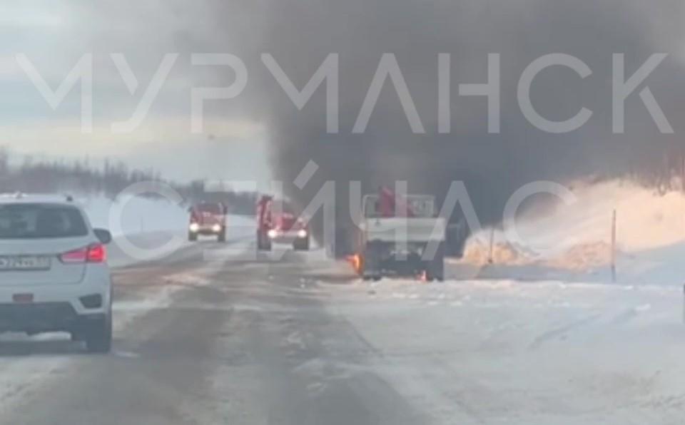 Грузовик "ЗИЛ" сгорел на трассе в Мурманской области