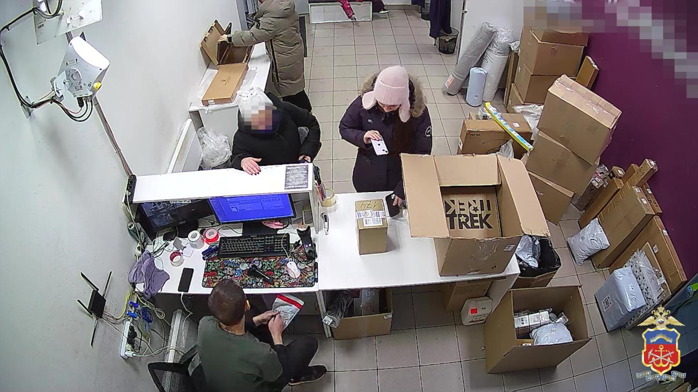 Оператор ПВЗ в Мурманске украл у клиентки заказанное ювелирное украшение