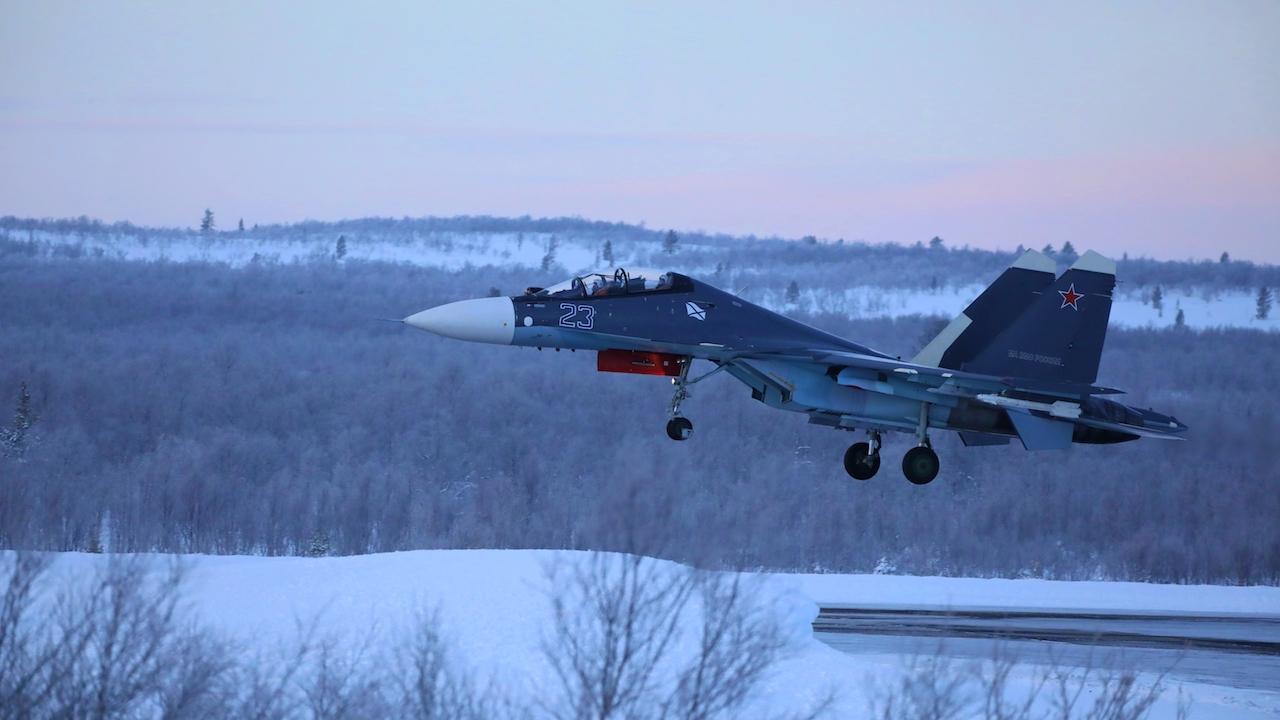 Экипажи истребителей Су-33 и Су-30СМ Северного флота провели учебно-тренировочные полеты