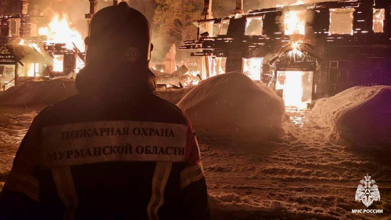 В Кировске огнеборцы больше 9 часов тушили горящий жилой дом