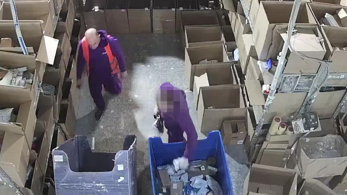 Момент кражи со склада маркетплейса в Кандалакше попал на камеру