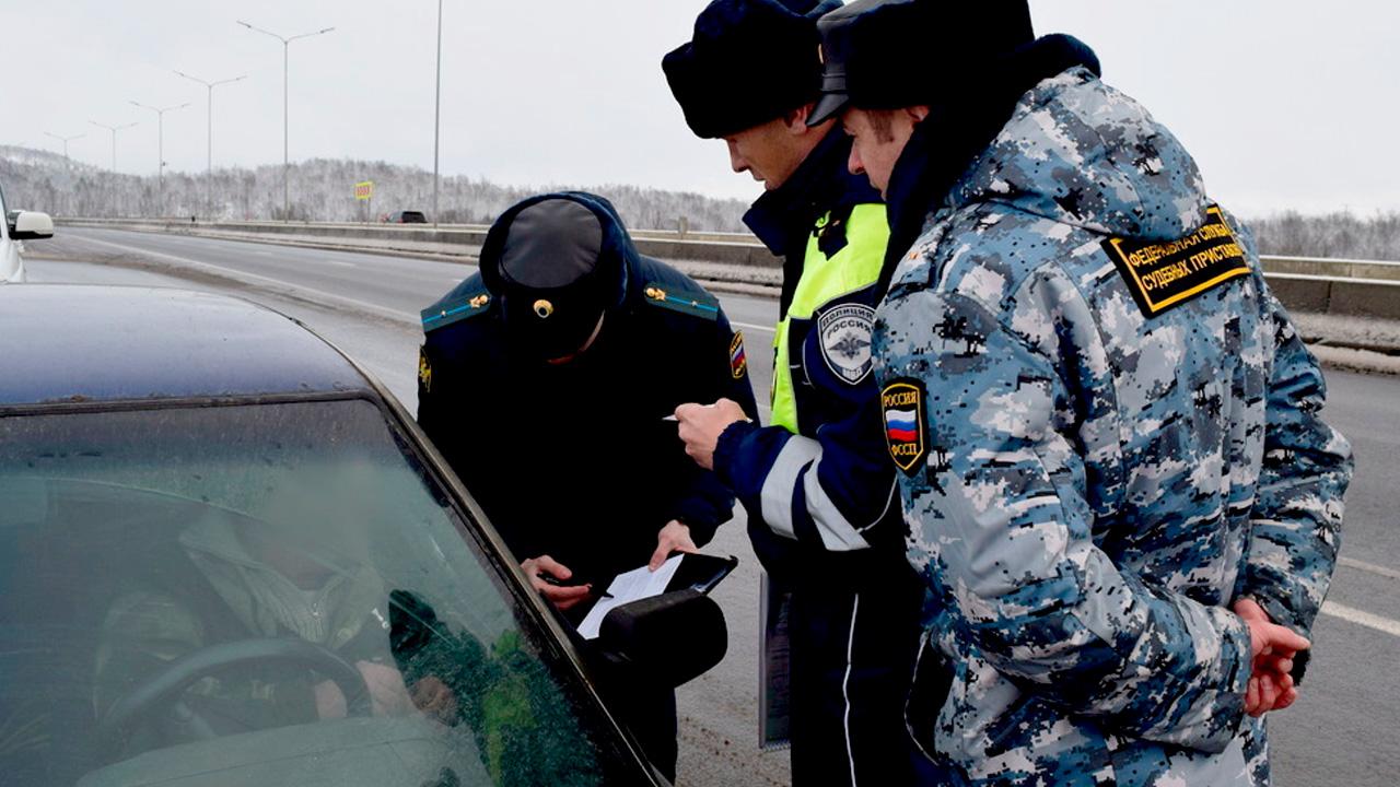 Временный запрет на управление автомобилем помог взыскать с алиментщика из Ковдора более 330 тысяч рублей