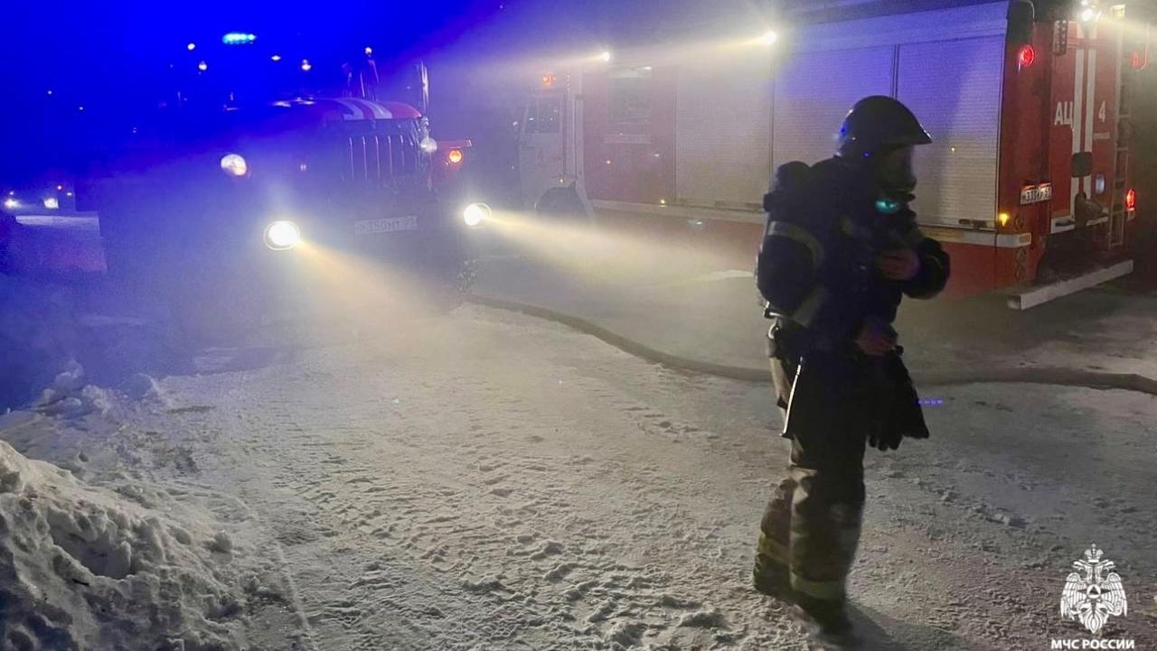 Во время пожара в гаражах на Полухина в Мурманске в двух из них частично обрушилась кровля