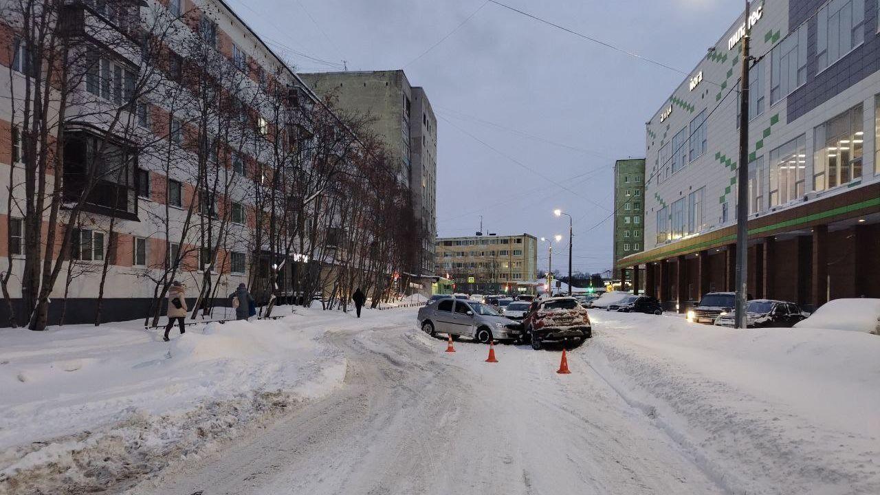 В Мурманске на Гвардейской столкнулись два Renault
