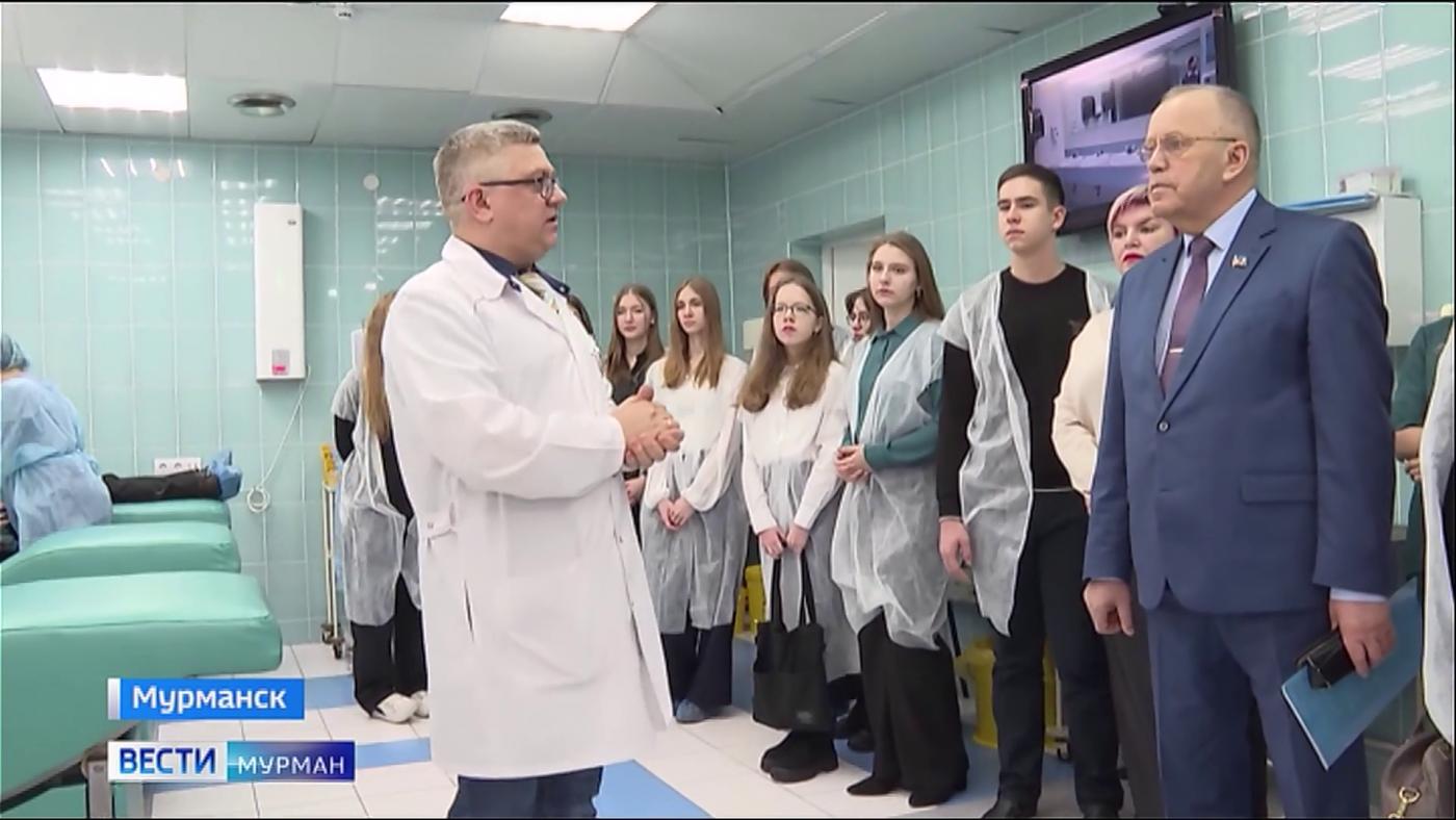 Школьники из Гаджиева посетили областную станцию переливания крови и сходили в гости к депутатам