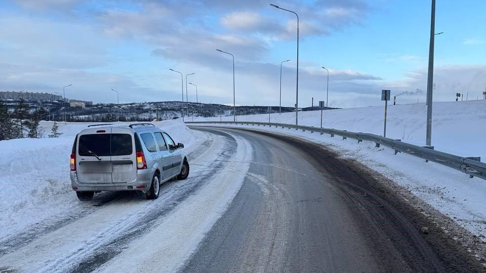 "Лада" врезалась в дорожное ограждение на автоподъезде к Североморску