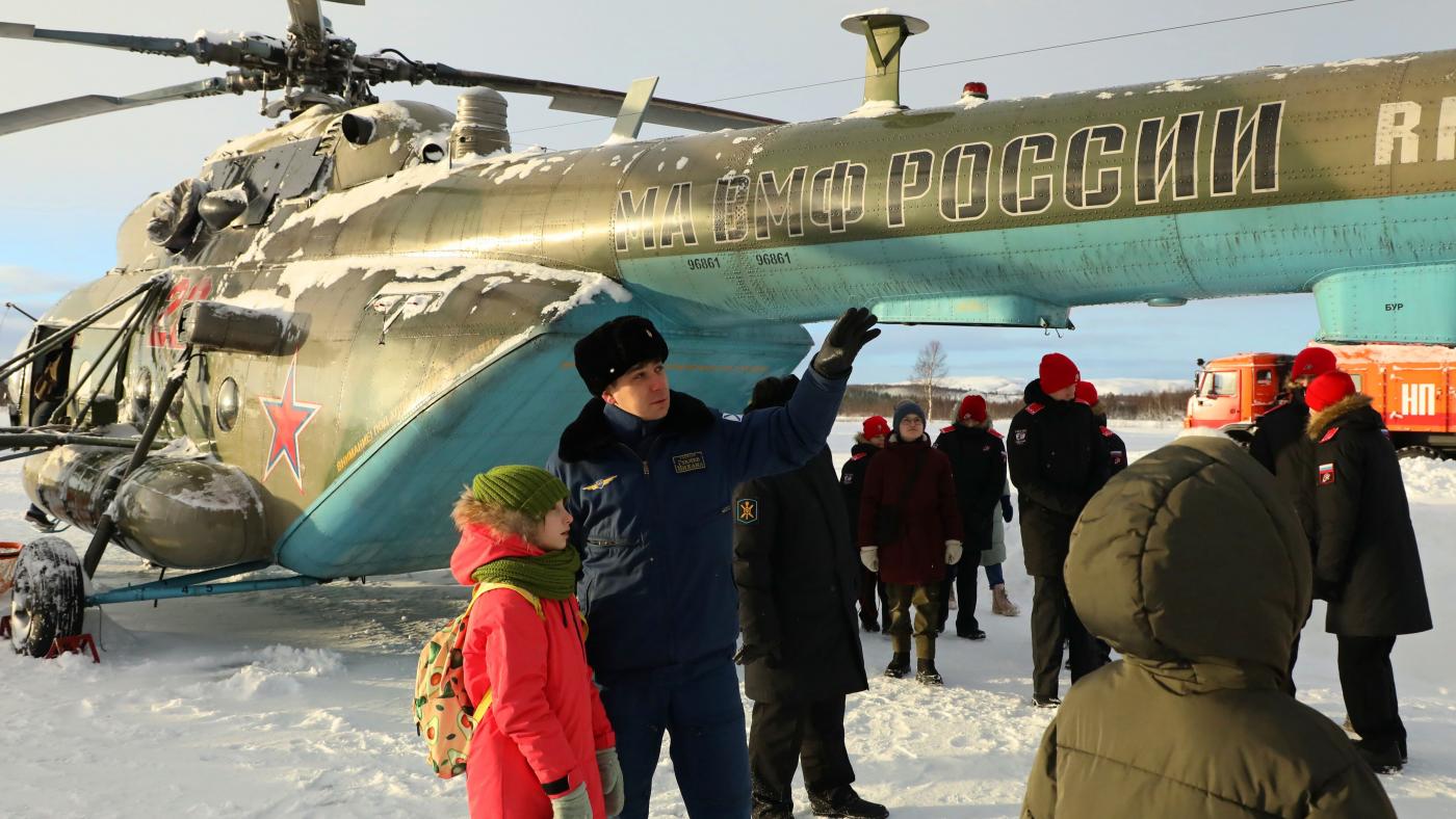 Авиаторы Северного флота провели для детей показ техники в преддверии Дня защитника Отечества