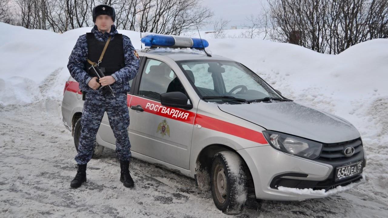 Мурманский росгвардеец в свой выходной день задержал во дворе дома на Бредова злоумышленника с ножом
