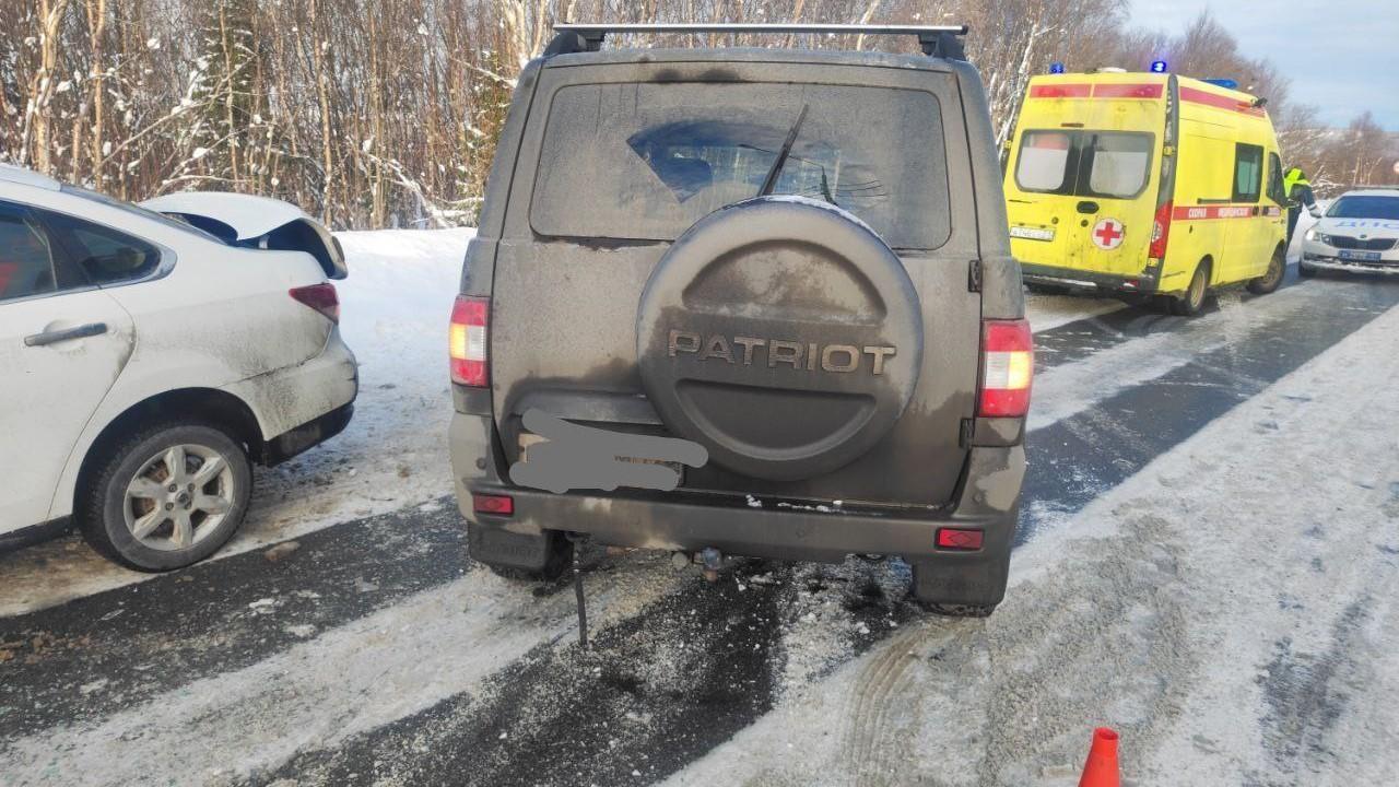 Двух человек госпитализировали в результате ДТП на подъезде к аэропорту Мурманска
