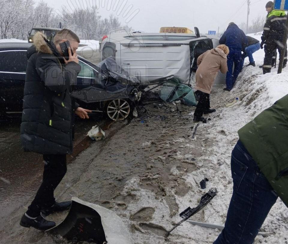 В ДТП на дороге из Североморска пострадали 2 человека