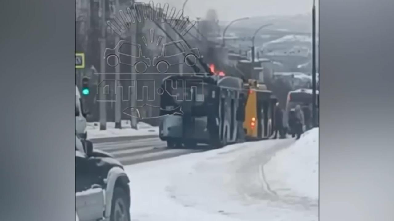 В Мурманске пассажиров эвакуировали из вспыхнувшего троллейбуса