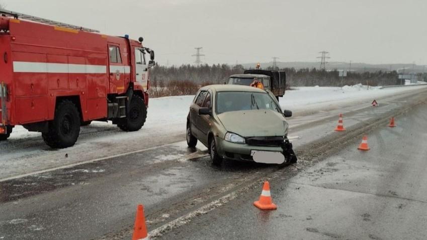 Двух человек госпитализировали после ДТП в Кольском районе
