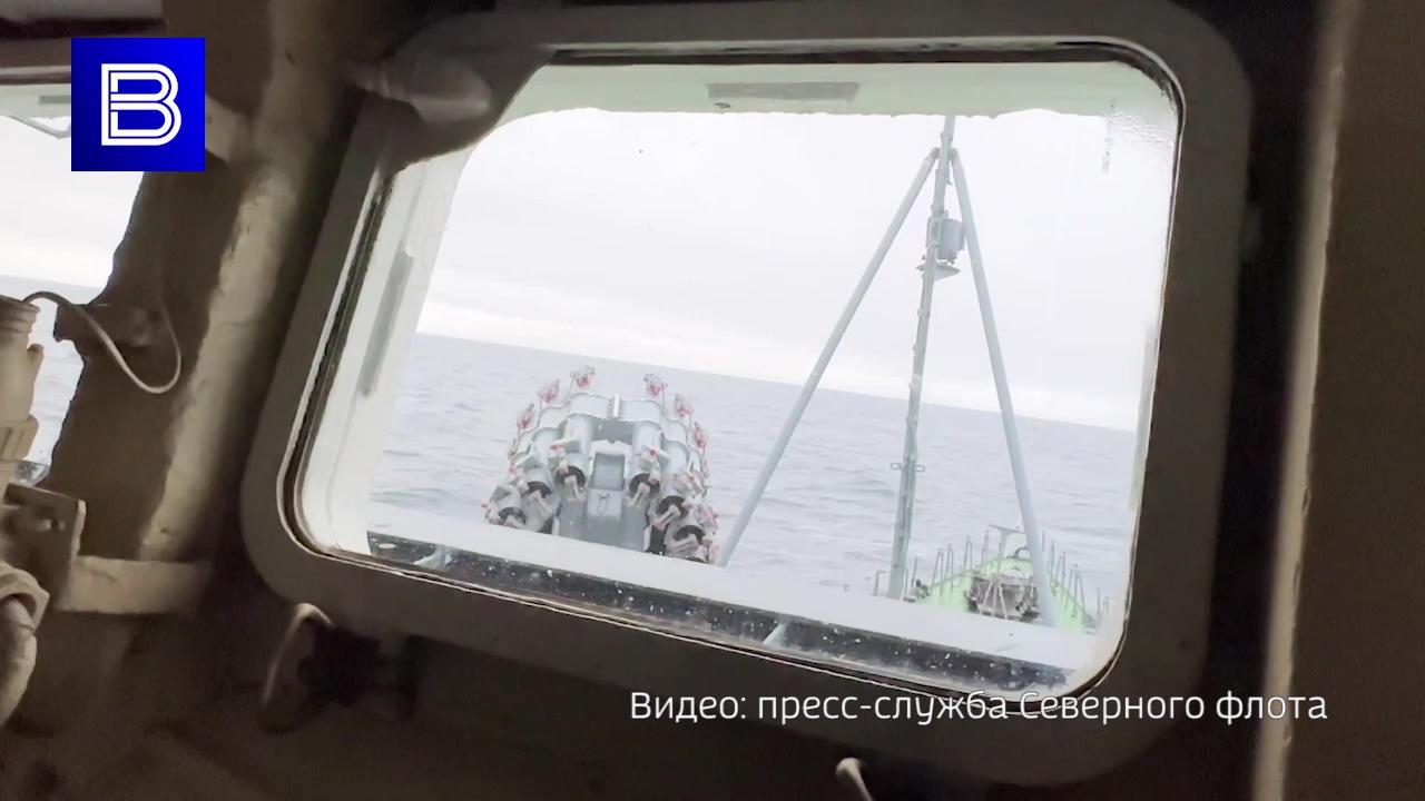 Корабли "Снежногорск" и "Юнга" во время учений атаковали подводную лодку в Баренцевом море