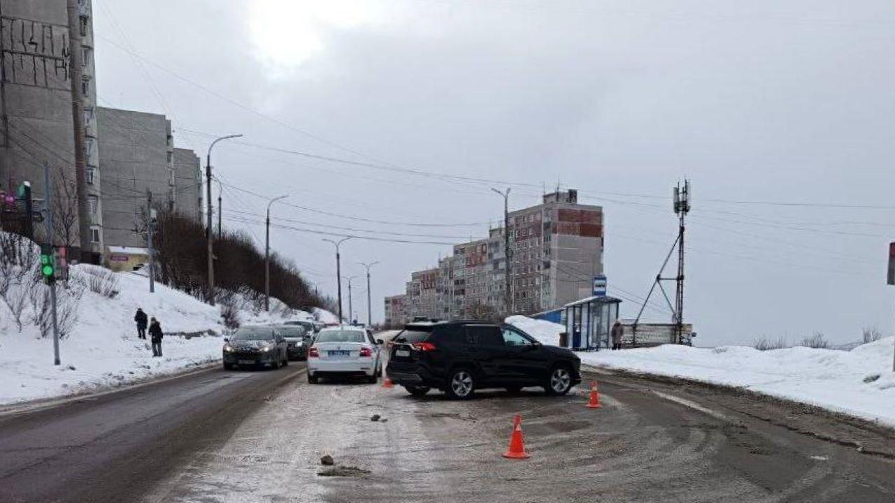 Сбитую на улице Старостина пожилую мурманчанку госпитализировали