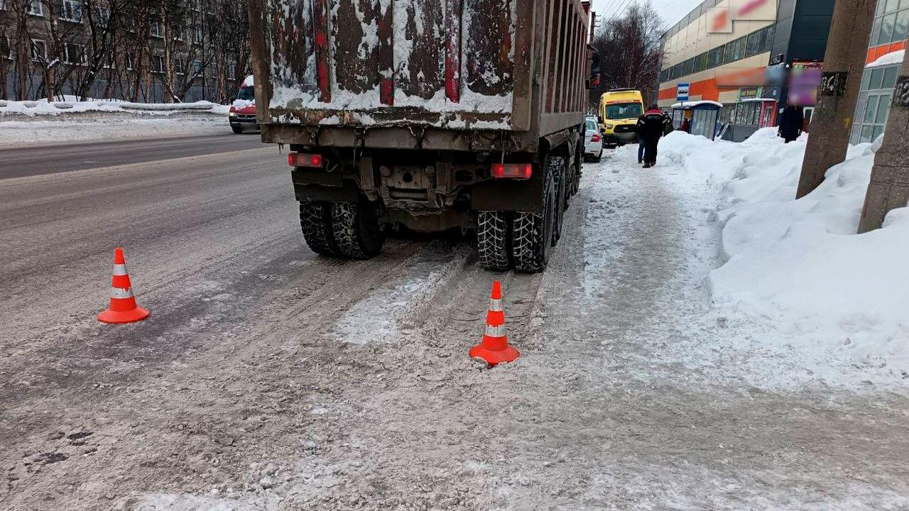 В Мурманске на Героев-североморцев водитель самосвала сбил пожилую северянку