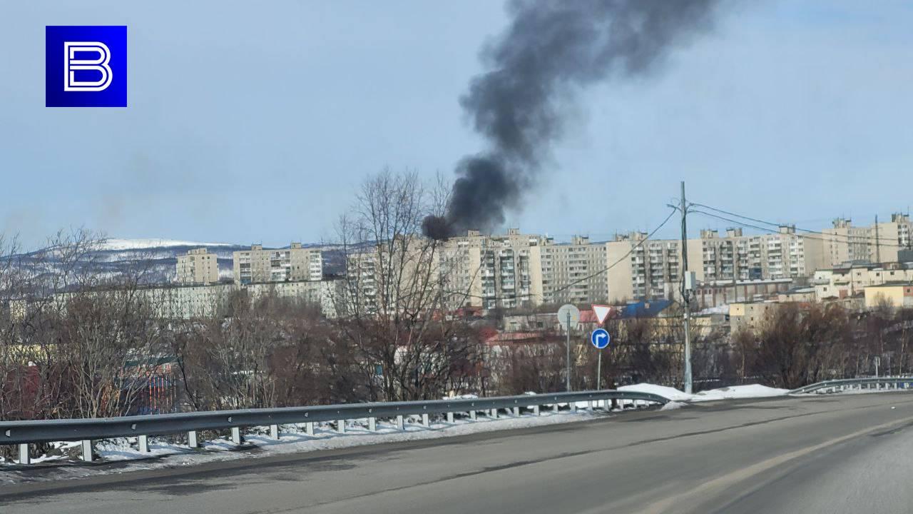 В Мурманске на улице Сполохи горит кровля жилого дома