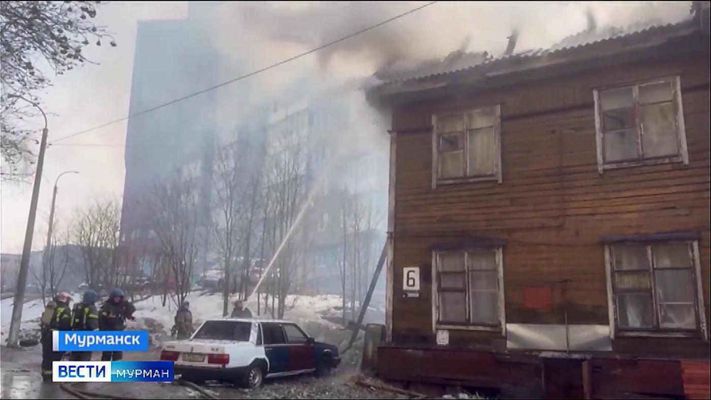 Дворник спас двух мурманчанок и собаку из горящего на улице Сполохи дома
