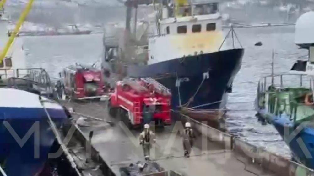 В порту Мурманска загорелось судно