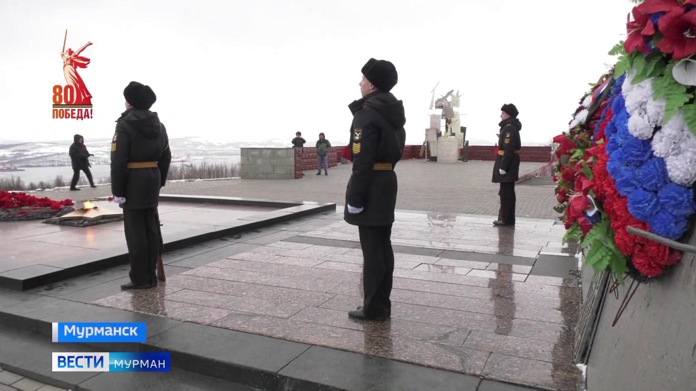 Воспитанники Центра "Лапландия" встали в почетный караул у мурманского "Алеши"