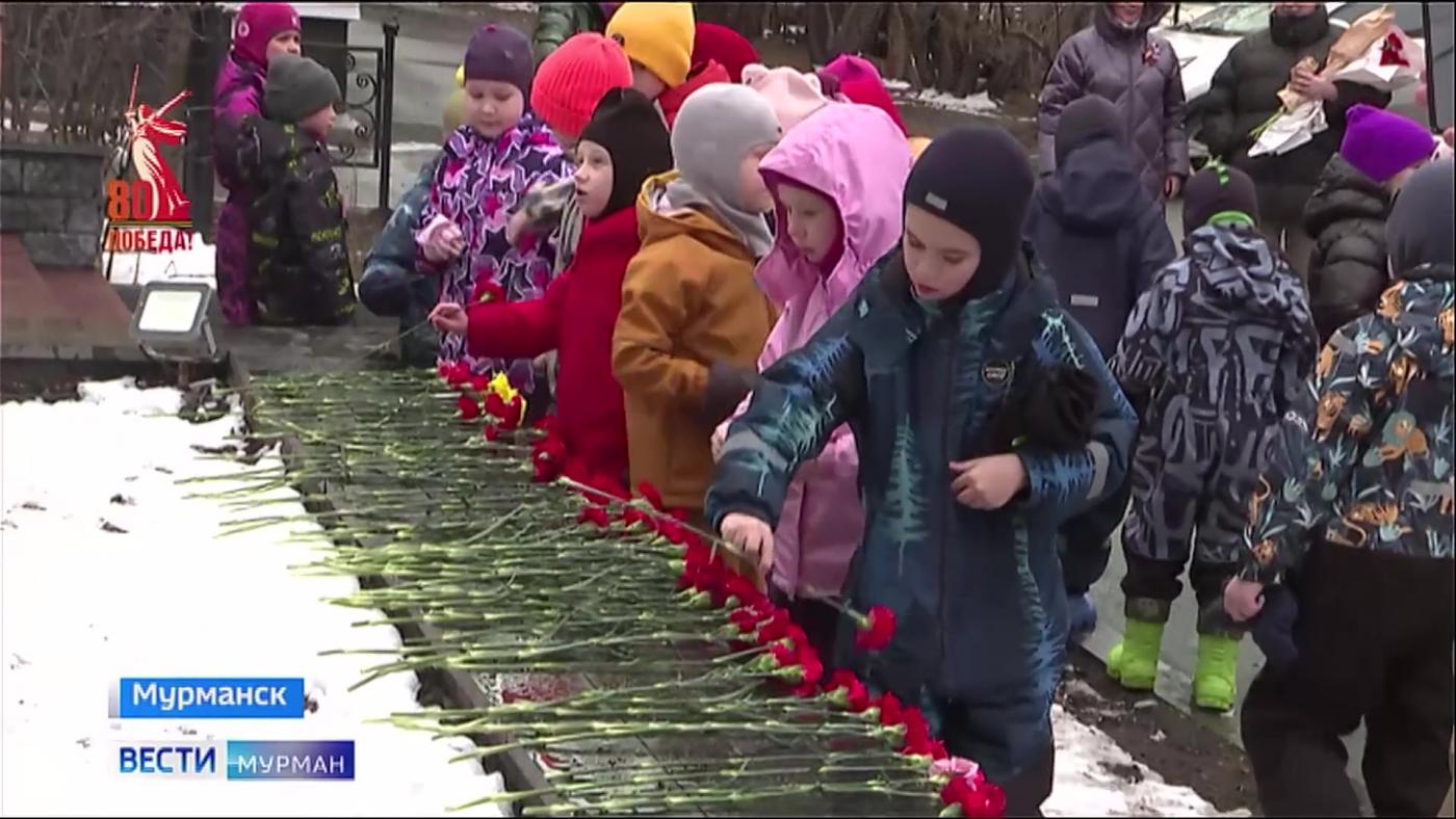 В Мурманске возложили цветы к мемориалу строителям, погибшим в годы Великой Отечественной войны