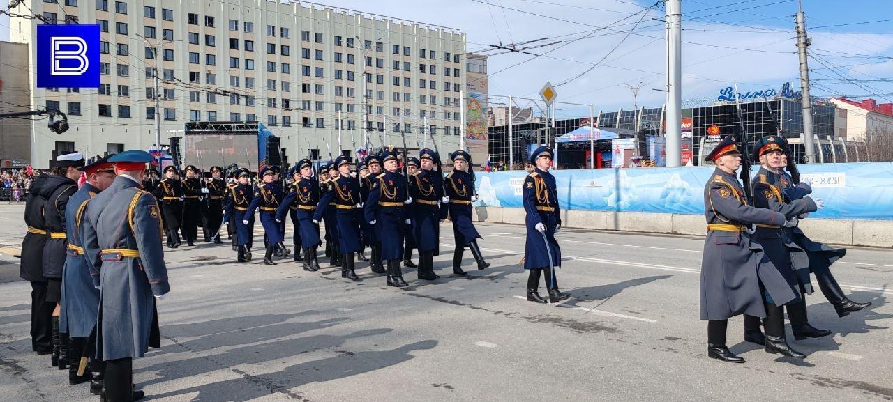 Более 1000 военнослужащих и 51 единица техники приняли участие в параде в Мурманске
